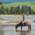 新疆那拉提草原，妹子骑的马停在我们跟前喝水不走，这就尴尬了