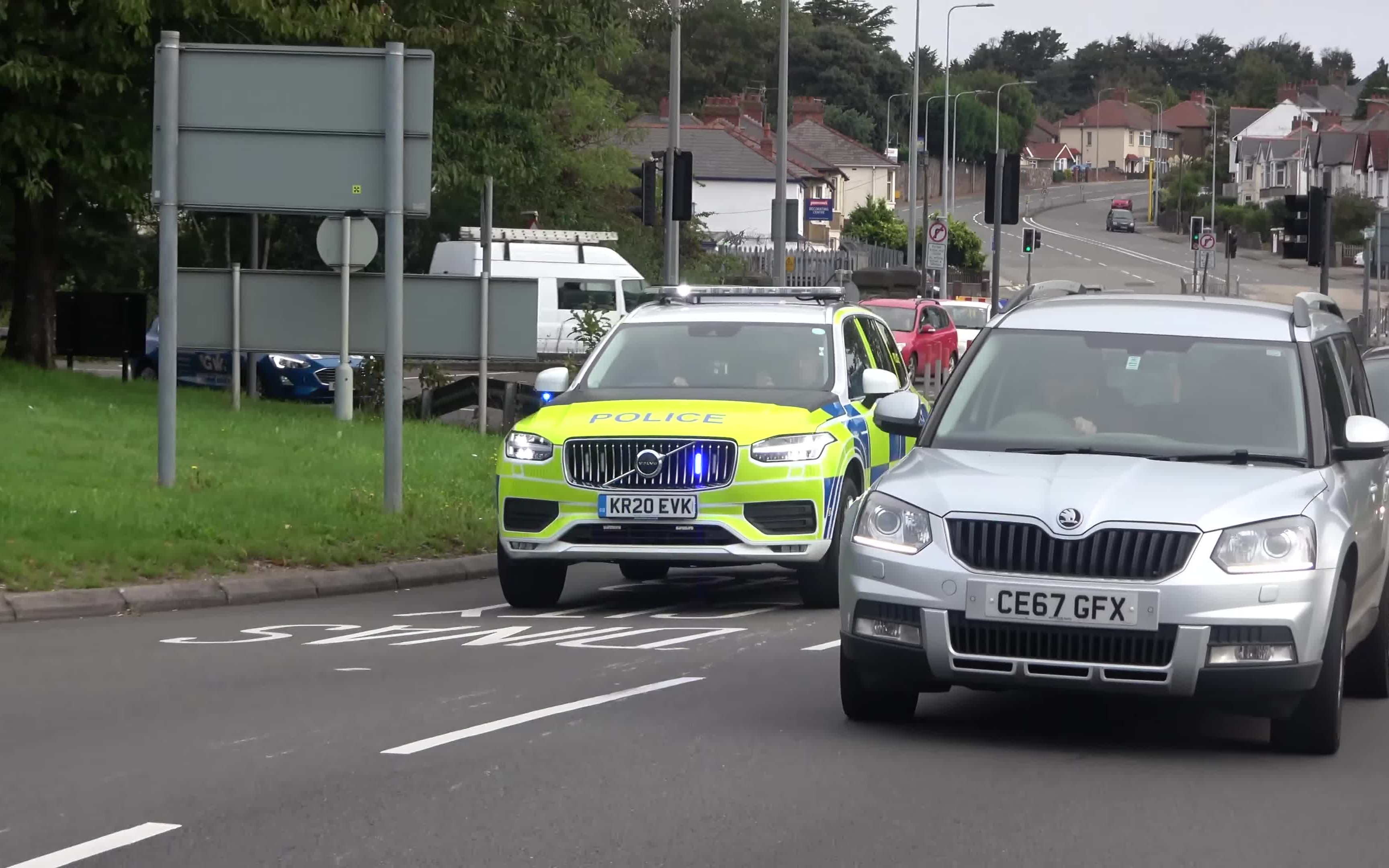 全新沃尔沃xc90持枪响应警车南威尔士地区应急车辆出警