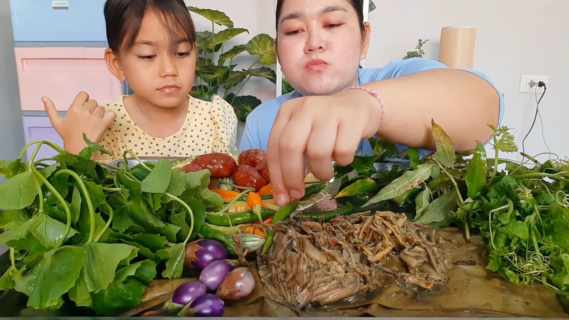 泰国胖妈吃泰式炖菌菇、烤肠