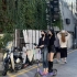 韩国街拍|女生简约风穿搭来喽走在首尔的大街小巷韩国女生人手必备的就是黑长靴了吧[吃瓜R]首尔街拍|秋季穿搭|流行元素|路