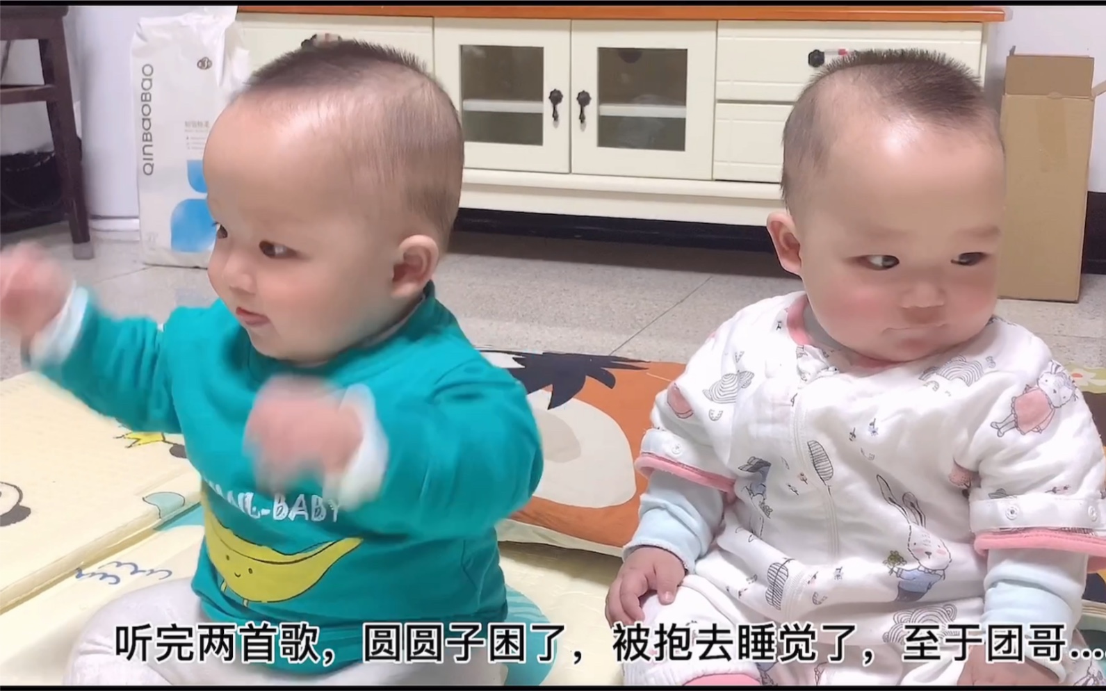 当双胞胎宝宝听到音乐时的不同表现，一个视频看双胞胎的不同性格。（这次弹唱的是舅舅哦～）