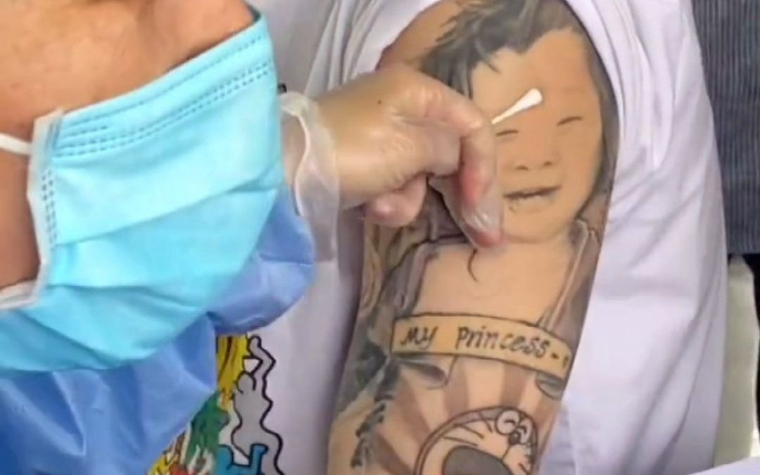 男子打疫苗时因纹身太可爱，让医生不忍心下手。