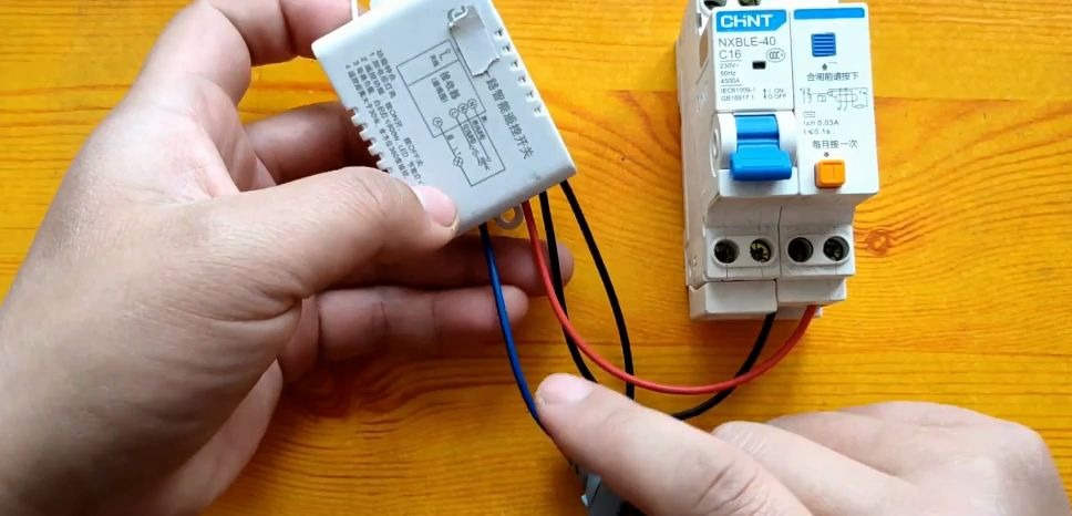 英杰电工知识：电工专业考证、LED灯应该怎样配遥控器接线呢？