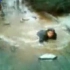 【十年前的远古视频】新闻采访中  一大爷骑自行车掉进水沟里