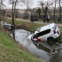 荷兰一车辆落水 警方赶到现场后忘记拉手刹 导致警车滑入水中