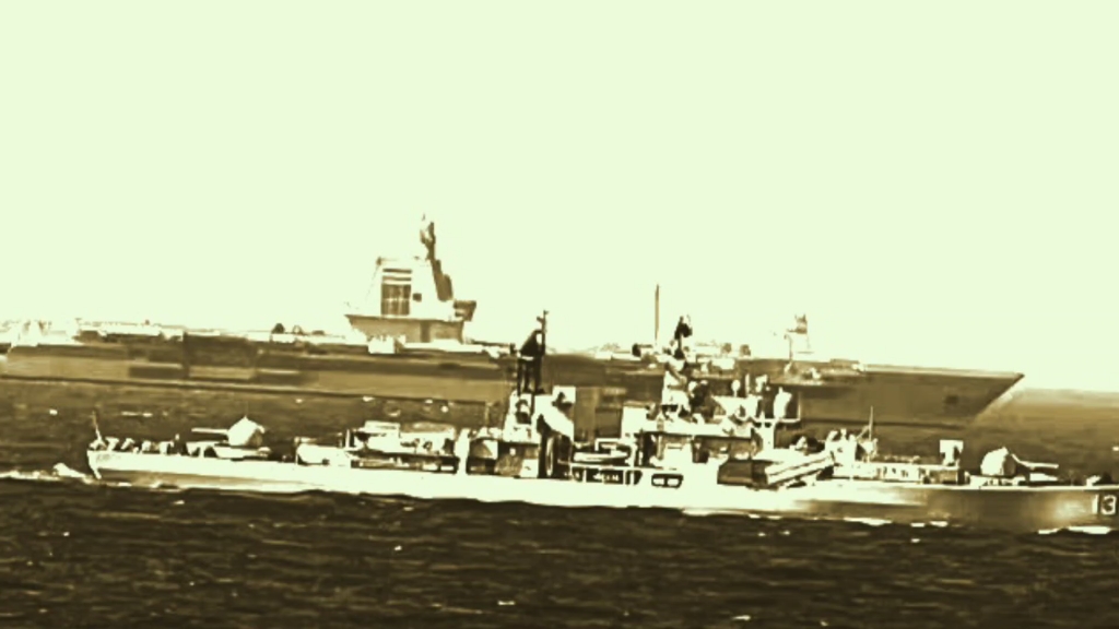 冷战滤镜，苏联乌里扬诺夫斯克号航母在现代级驱逐舰护卫下海试！！