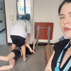 兄妹俩打架，亲妈不劝架还站一旁吃瓜，这下可把姐弟俩气坏了