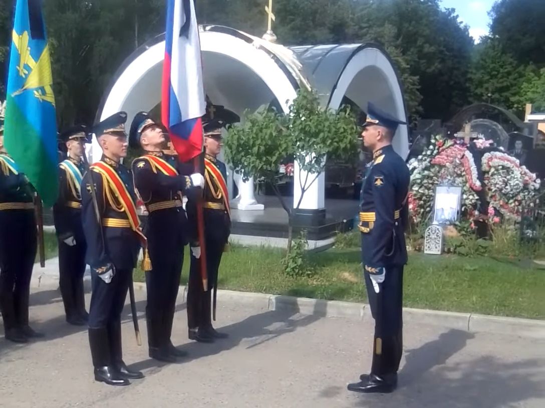 向俄罗斯英雄 空降兵中将 列昂尼德·伊万诺维奇·谢尔巴科夫致以最后的军礼（2021）