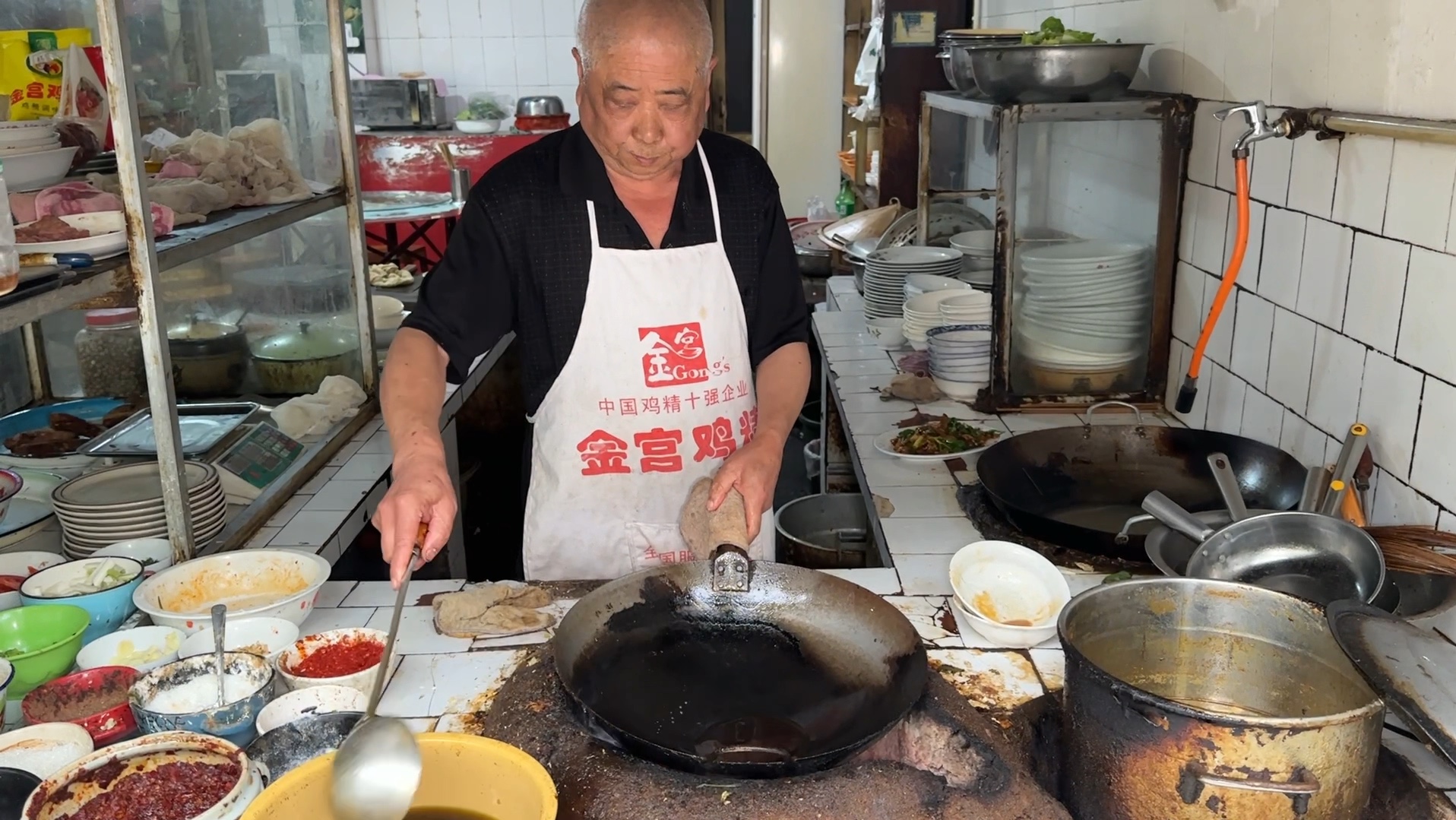 四川崇州道明镇，79岁老爷子开苍蝇馆子，麻婆豆腐桌桌必点，下饭