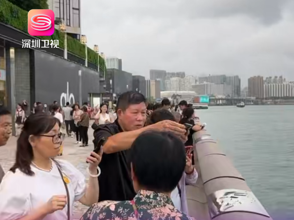 谢霆锋父亲谢贤离世 享年89岁 多位市民游客到香港星光大道其手印前驻足缅怀