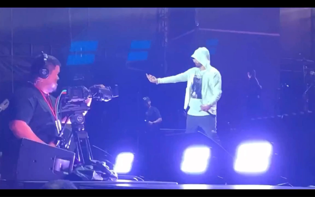 Eminem 阿姆演唱会遇低素质粉丝被砸，愤然离场（建议大家把愤怒打在公屏上）