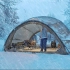 在暴风雪中露营，围着火炉吃烤肉和火锅，搭配上冰凉的米酒，太享受了