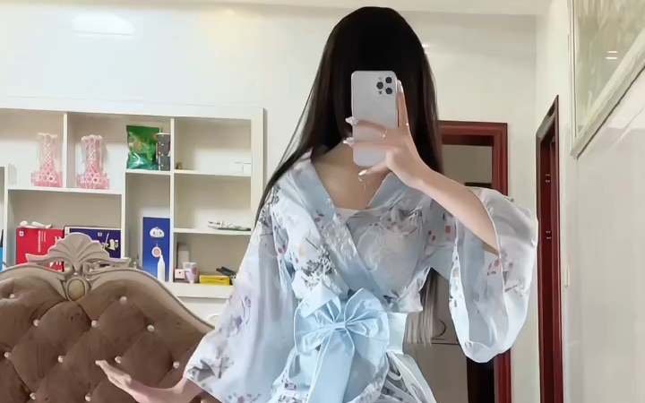 试穿新买的裙子