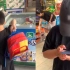 孩子在超市拿了东西未付款，家长毫不知情，发现后一举动引人怒赞