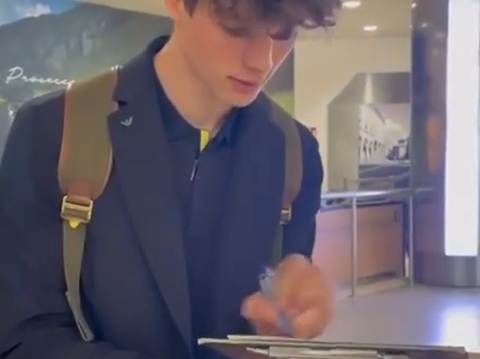 【🐻】在机场签名的正装Ollie一枚