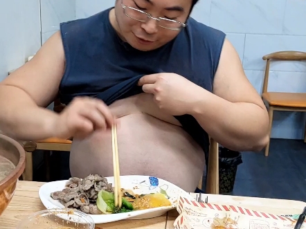 不敢冷怂吃了，肚子肉又胖的往上翻了。