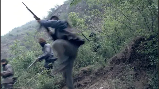 影视：土匪冒充独立营，下山抢劫伪军，不料惹怒真的独立营