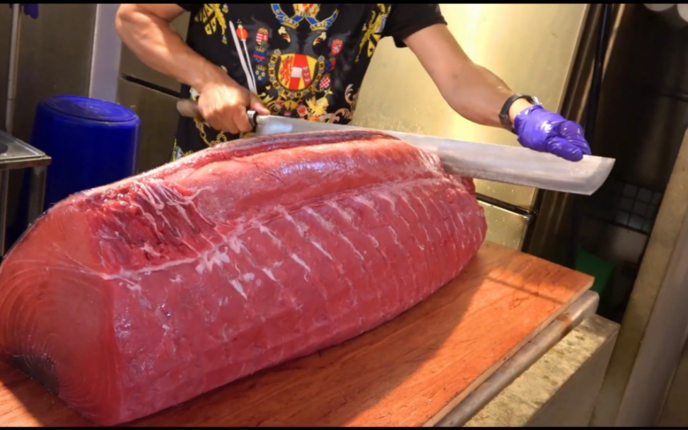 330kg巨型蓝鳍金枪鱼切割秀，豪华生鱼片，惊人的切割技巧。