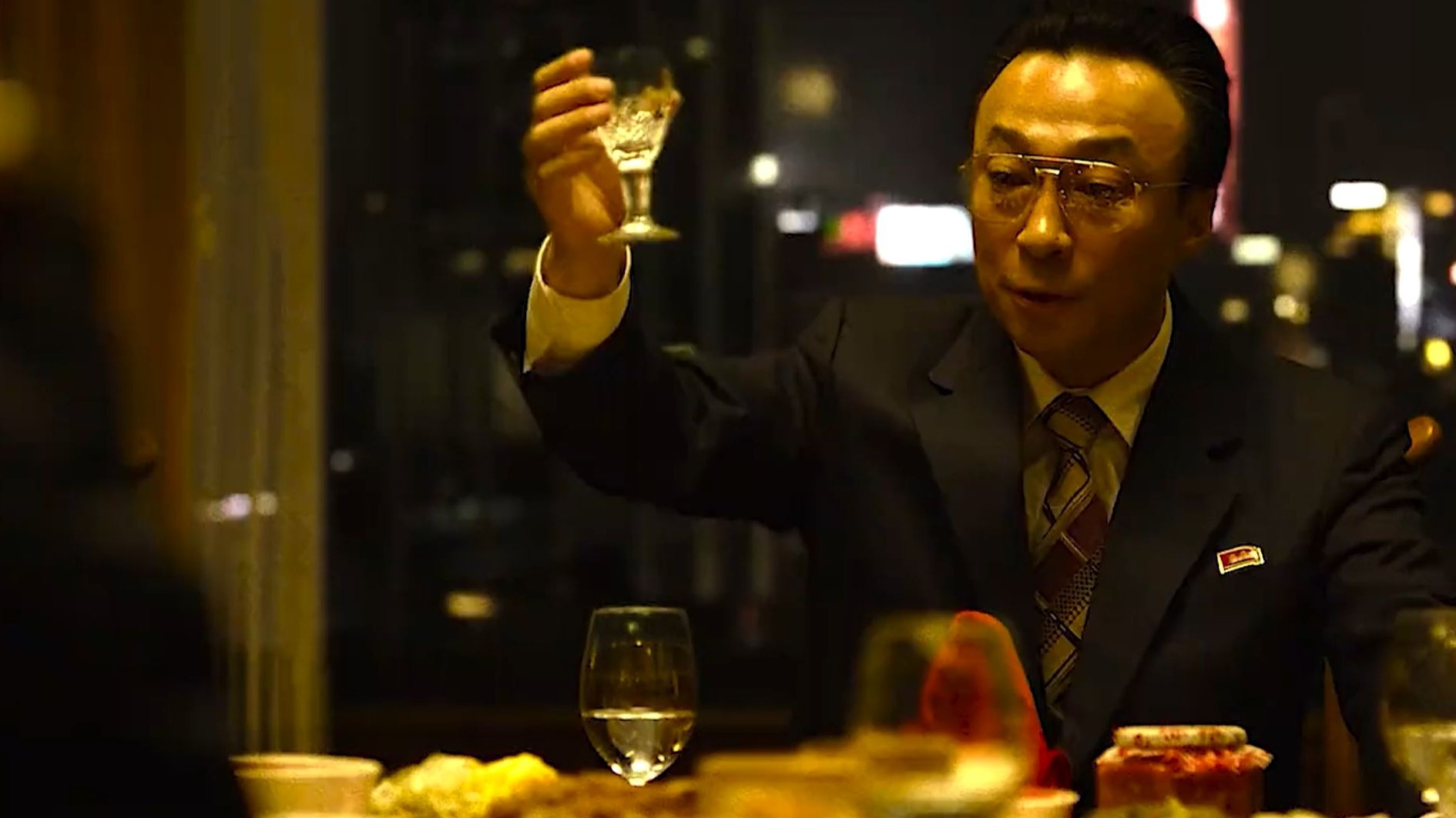 男人只因没接对方敬来的酒，就被对方用枪抵住了脑袋！！！《特工》