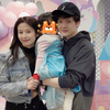 颖儿付辛博为爱女庆生，4岁小月亮被爸爸抱着，背对镜头比v好乖巧
