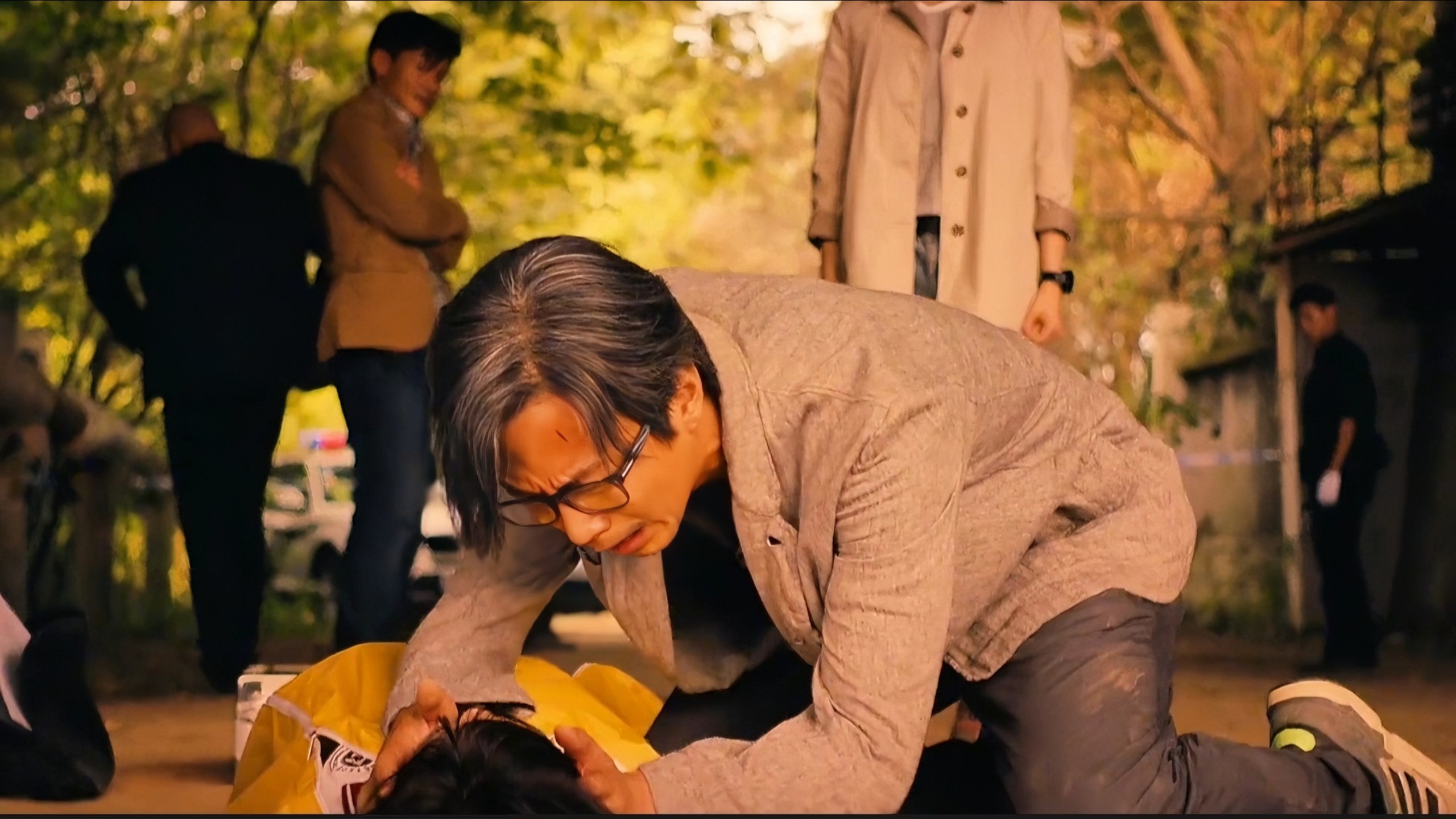 “他在每次杀人前都会给尸体留下自救的机会，这个数学老师每次都羞辱倒数第一！”，一口气看完邓超犯罪悬疑电影《城市之光》