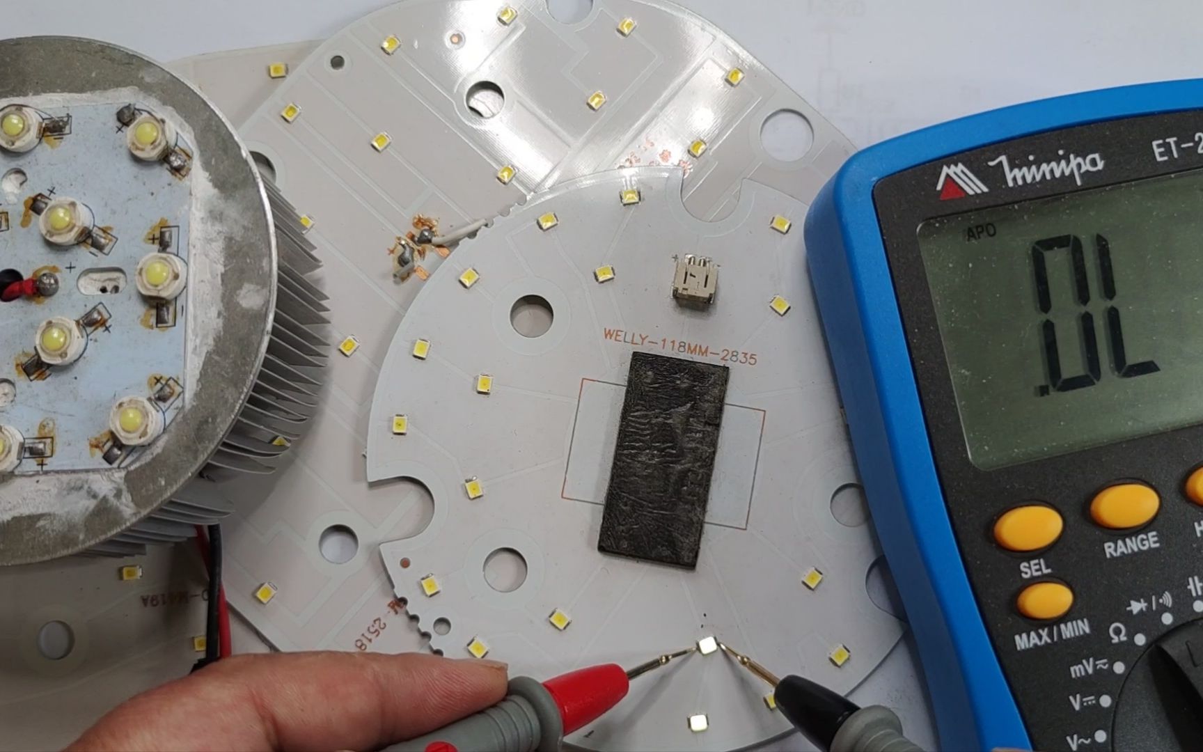 拆焊贴片LED很麻烦？用一个身边常见工具轻松解决，但不是电烙铁