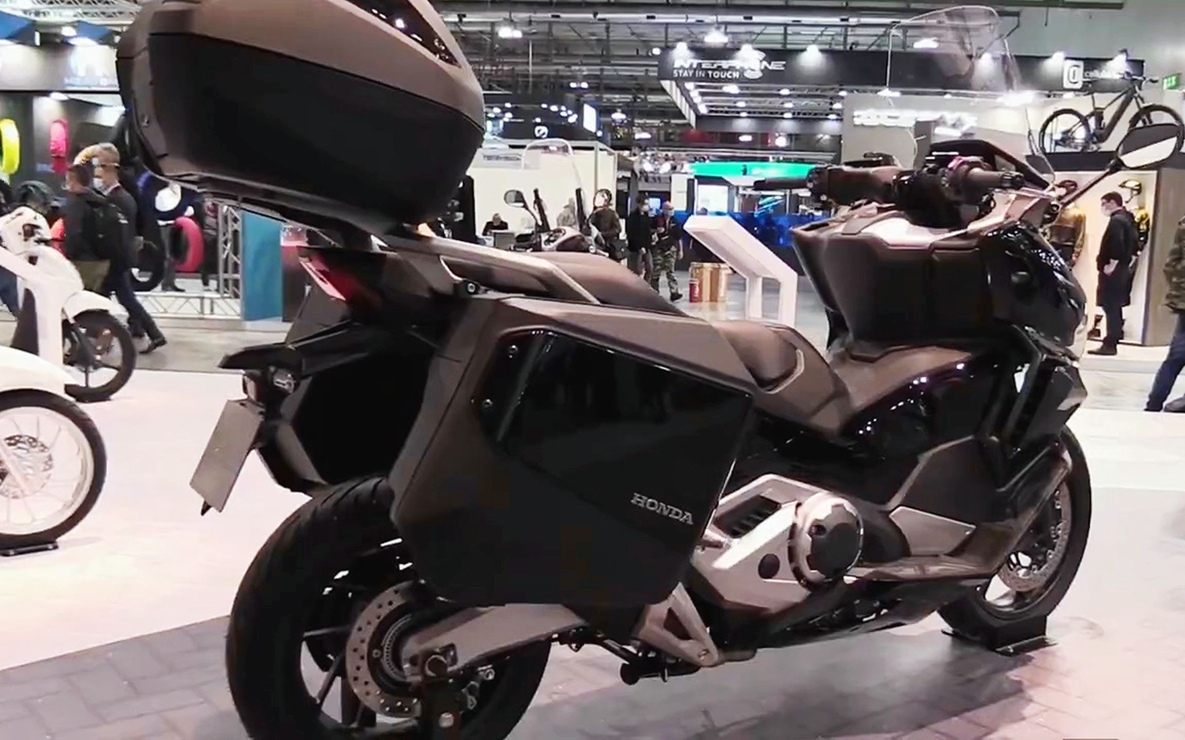 2022本田佛沙750踏板车，颜值高动力强，标配三箱，油耗3.6配ABS