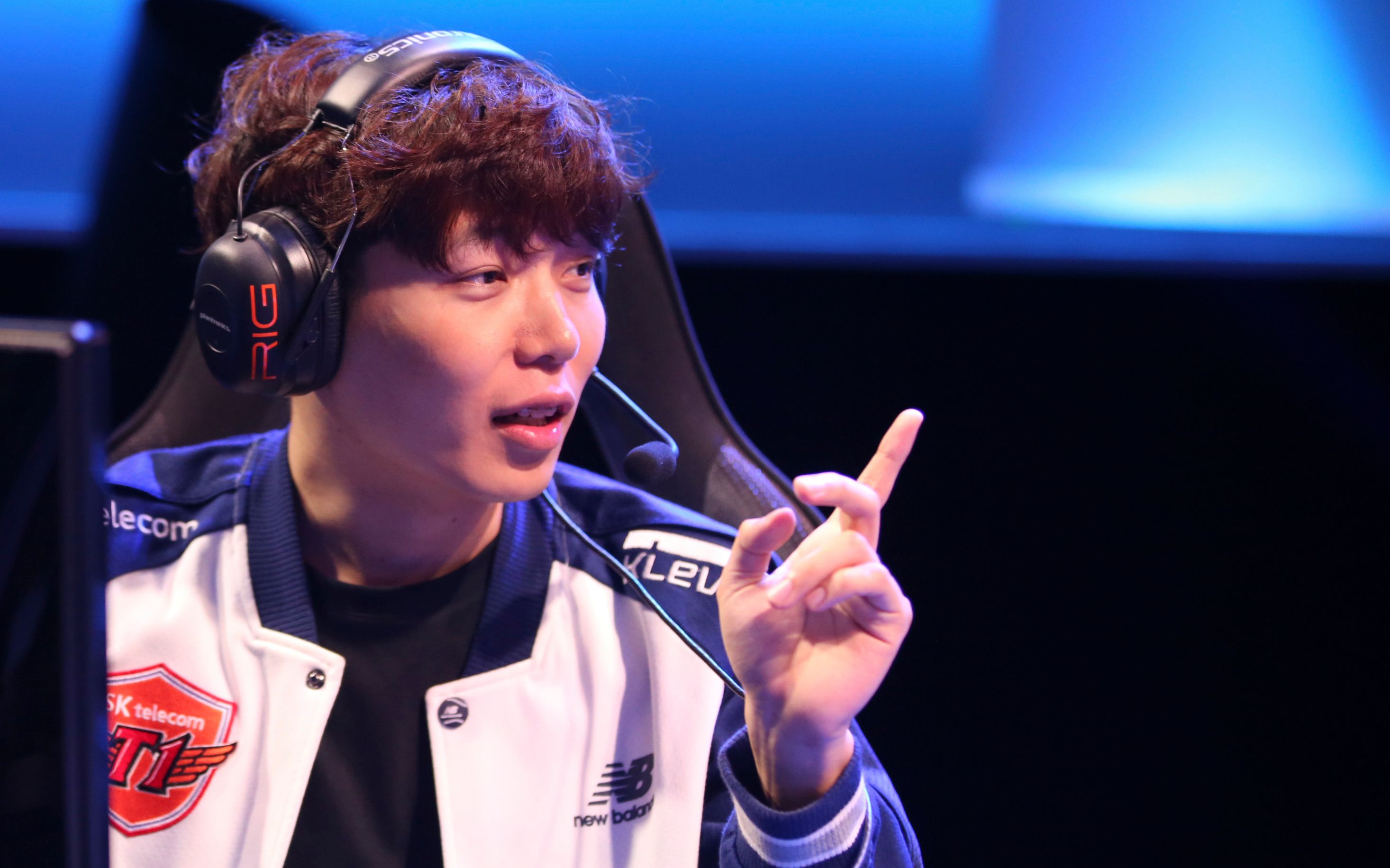 搬两个阿头的英文采访视频 一样的站位角度. 来