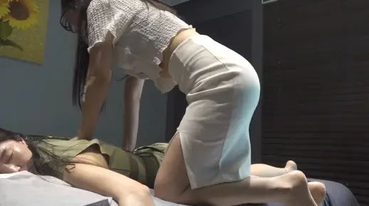 美女按摩师按摩美女