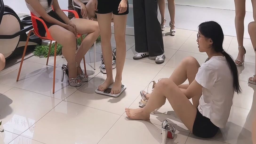 模特生日常训练 称体重 高跟鞋走姿训练