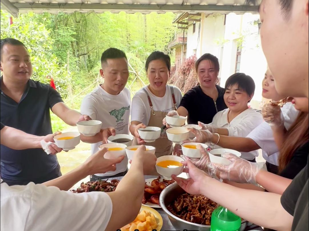 五一假期马上就要结束啦！快抓住假期的小尾巴，和我的小伙伴们来一次聚餐！也顺便给大家介绍一下我这些可爱的伙伴们