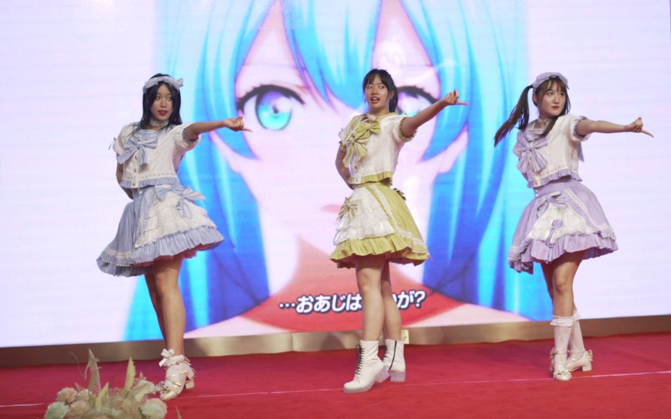 Dancing girls. That's what I like to see.