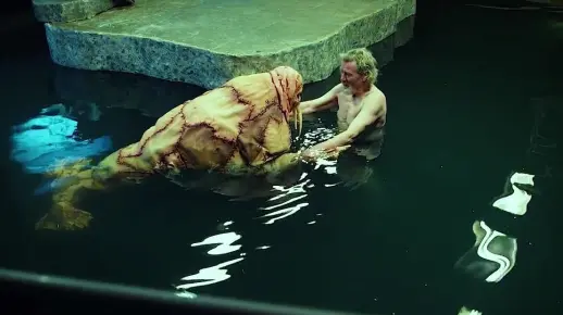 老人把一个大活人变成了一只半人半海象的怪物