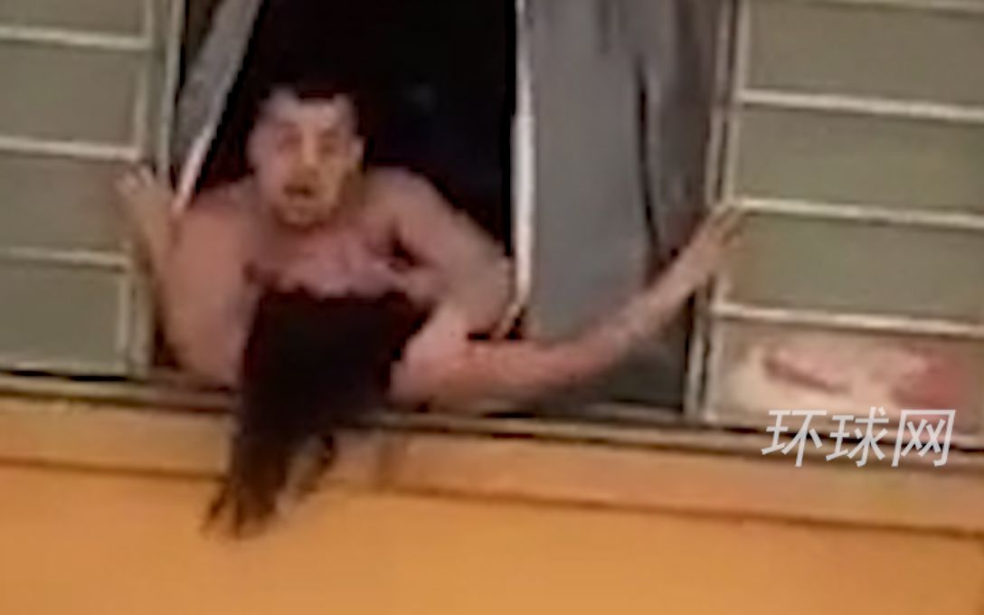 巴西一名孕妇为躲避家暴试图跳楼， 被丈夫强行拖回屋内