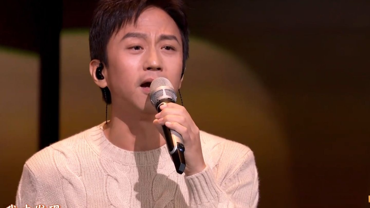 【2026央视马年春晚】反差感拉满！邓超走心演唱《妈妈有座电影院》