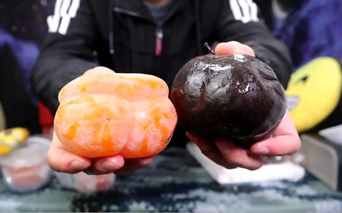 试吃北方特产“冻梨”与“冻柿子”,这冻梨真的“梨不可貌相”