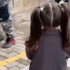 幼儿园小妹妹 在哥哥校门口等哥哥一起回家