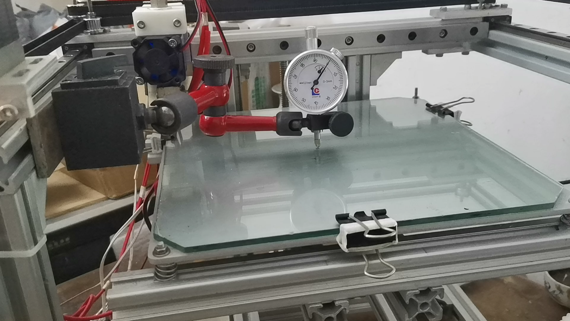 DIY-3D打印机之用百分表测一下热床加热后的变形量大小。