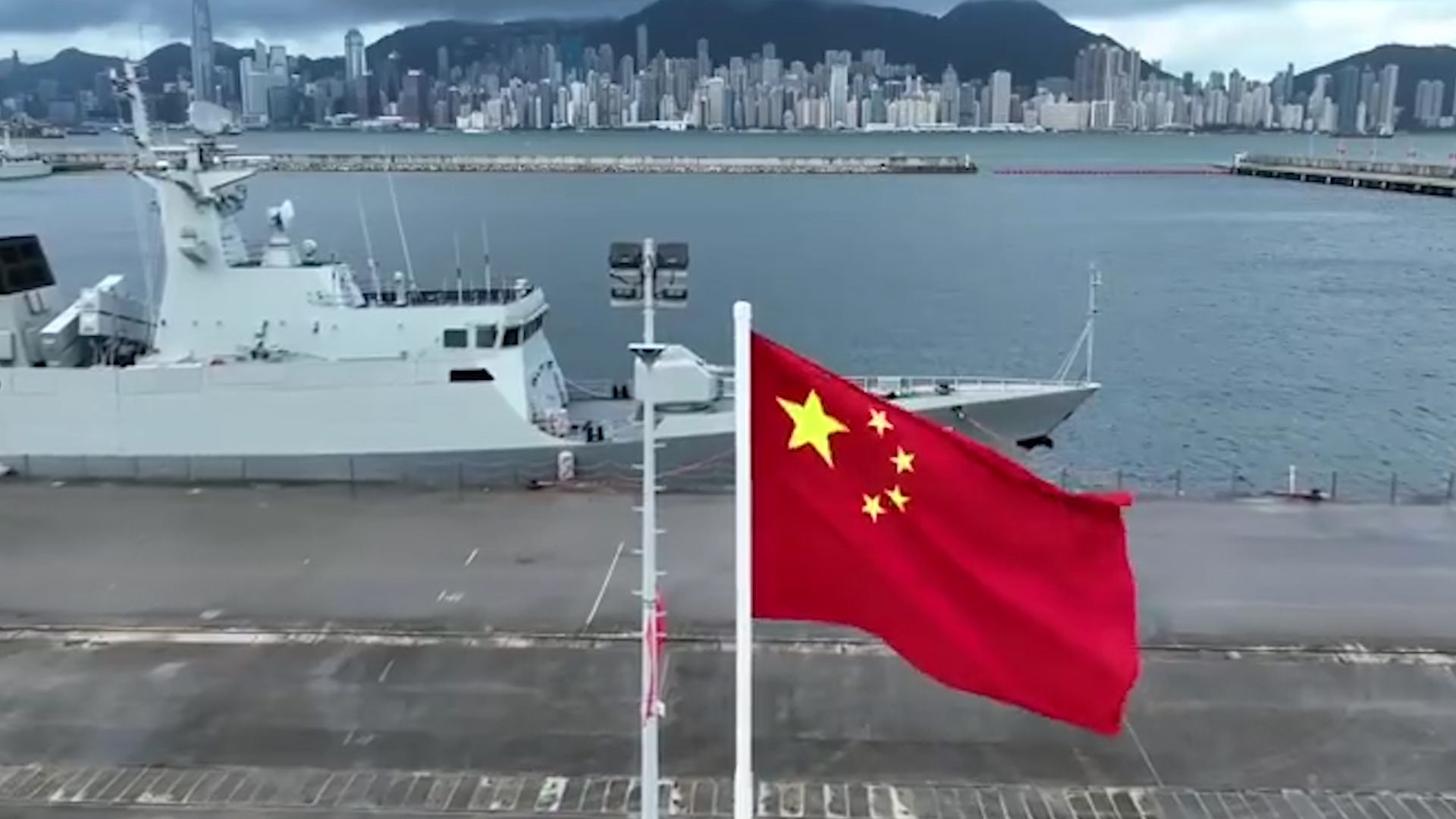 60秒看驻港部队各营区举行升旗仪式：五星红旗在香港高高飘扬
