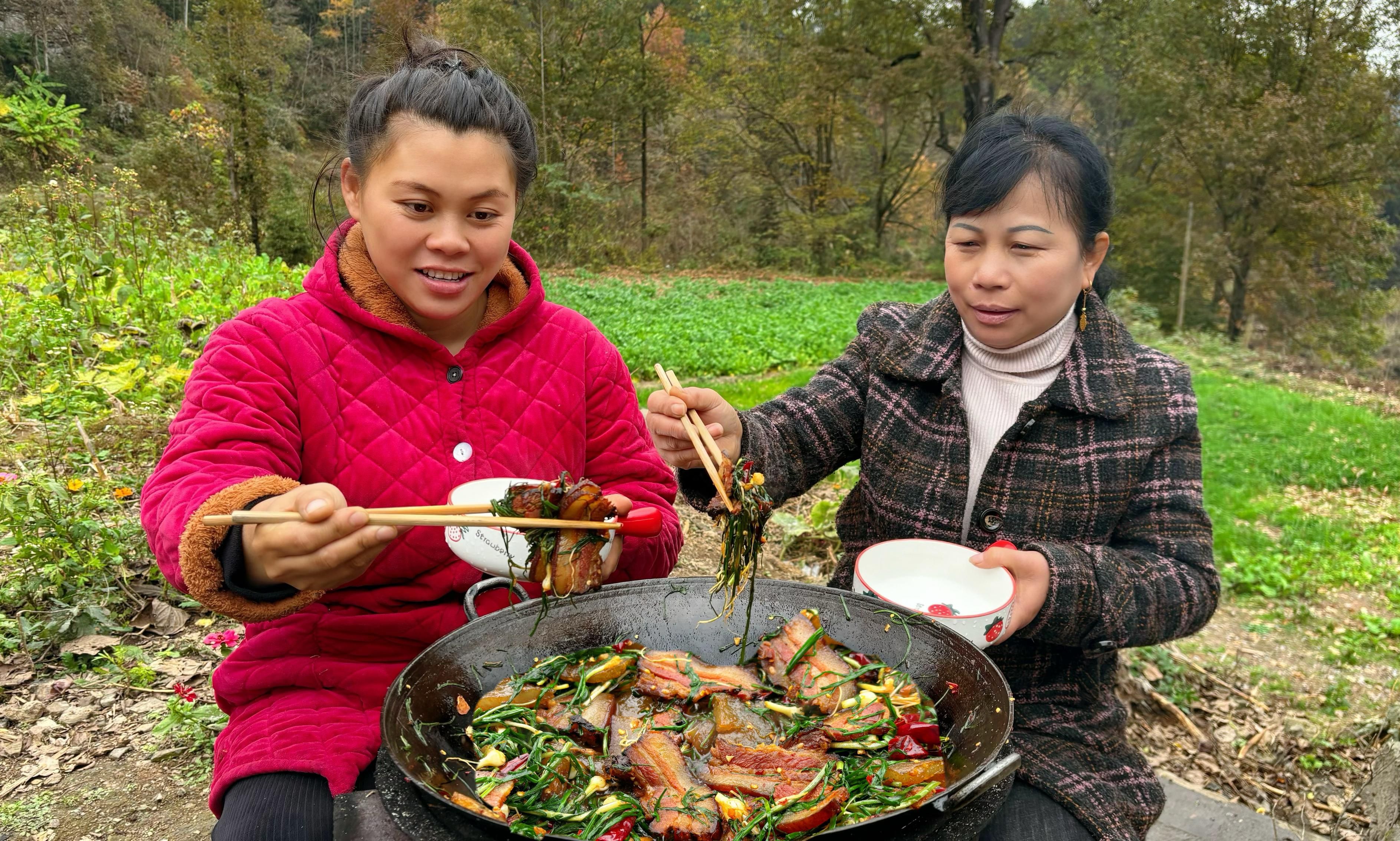 欧妹今天去挖了一篮子野葱，回家配着腊肉一起炒也太香了 欧妹呀 欧妹呀 哔哩哔哩视频