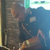 王鸡肉儿子视察哈儿鸡肉，哈儿亲自拌鸡