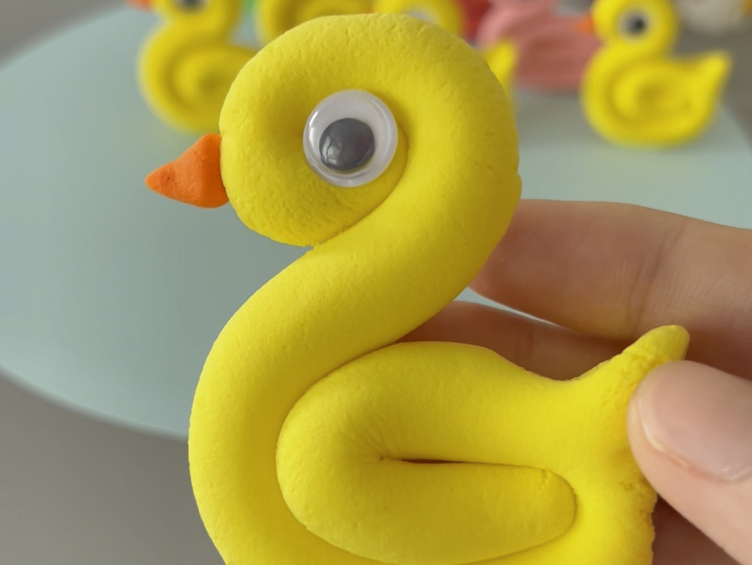 用粘土和孩子一起来做可爱的小鸭子吧！