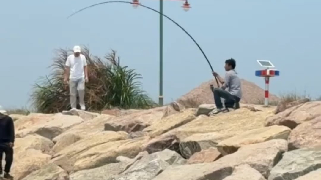 有幸看到岸邊師兄喜提大石斑⋯太牛了⋯⋯看的我們緊張得不要不要的