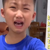 近日漳州，哥哥因为犯错被妈妈拿衣架教训，妹妹一把夺过妈妈手中的衣架，挡在哥哥身前