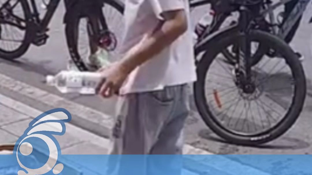 男孩自己有水还拿了一瓶爱心水，被朋友集体制止，同伴耐心解释“这是给务工人员准备的”！