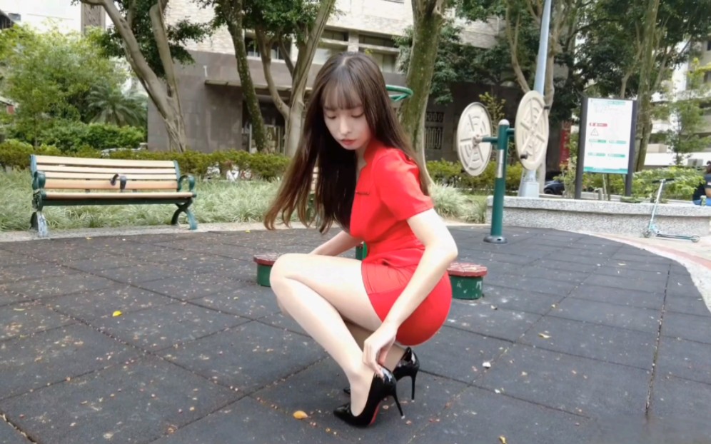 I met my cousin coming home from work, beautiful cousin's red suit flesh-colored stockings wear
