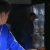 弟弟捡了两条鱼，结果被哥哥扒了裤子暴打