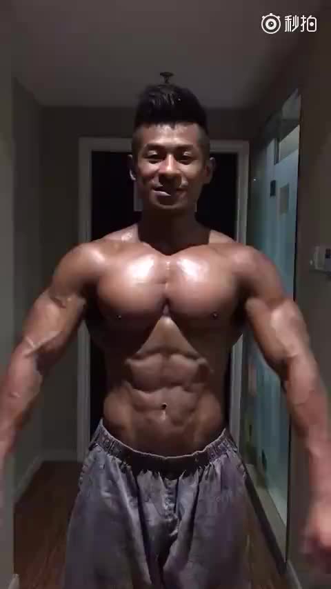 展示肌肉的黝黑肌肉男