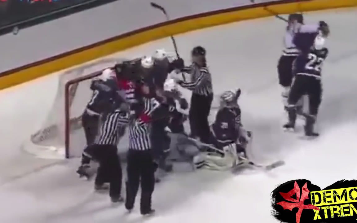 女子冰球打架剪辑(巾帼不让须眉)视频在线观看