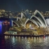 【悉尼歌剧院灯光秀】悉尼一年一度的华丽灯光秀照在悉尼歌剧院的美景，片尾附带一段歌剧院远景的延时摄影